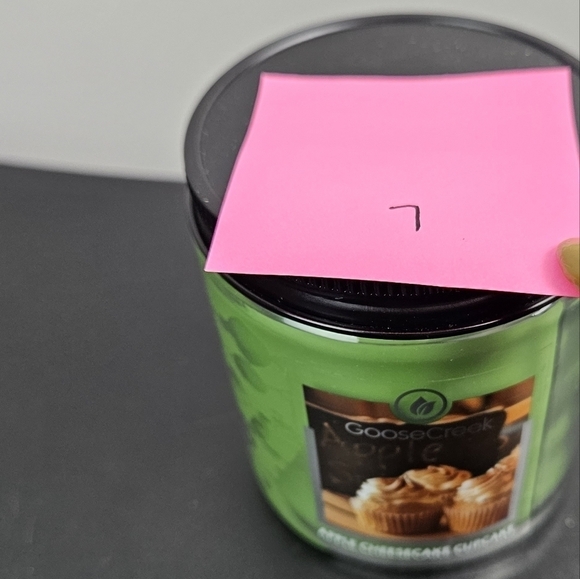 Goose Creek Apple Cheesecake Cupcake Single Wick Candle - Picture 3 of 5